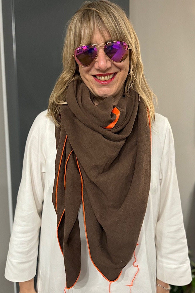 Edles Leinen Designer Xxl Tuch Farbe Dunkelbraun Damen Mit Umrandung, Fransen Und Satin Band in Neon Orange Größe 140 X cm Handgefertigt von Schnittversteherin