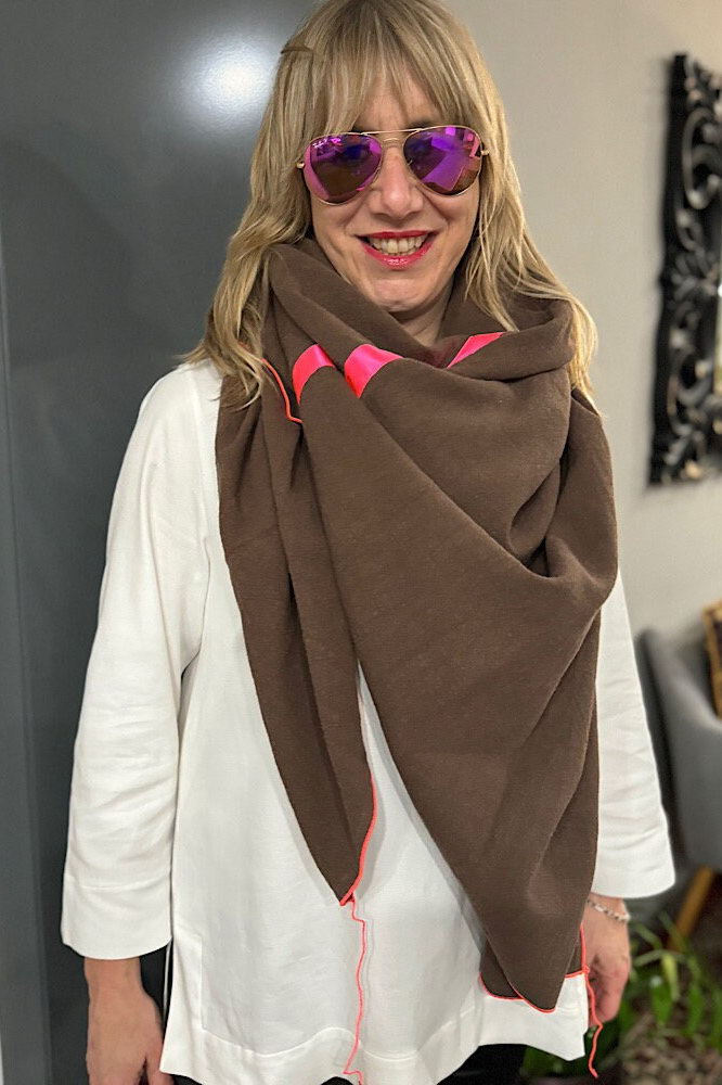 Edles Leinen Designer Xxl Tuch Farbe Dunkelbraun Damen Mit Umrandung, Fransen Und Satin Band in Neon Pink Größe 140 X cm Handgefertigt von Schnittversteherin