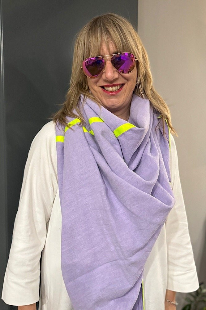 Edles Leinen Designer Xxl Tuch Farbe Flieder Damen Mit Umrandung, Fransen Und Satin Band in Neon Gelb Größe 140 X cm Handgefertigt Edles Leinen Designer Xxl Tuch Farbe Flieder Damen Mit Umrandung, Fransen Und Satin Band in Neon Gelb Größe 140 X cm Handgefertigt von Schnittversteherin