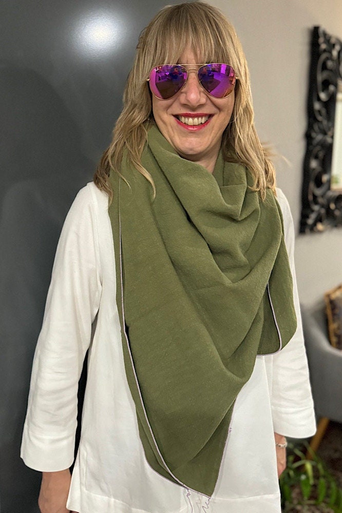 Edles Leinen Designer Xxl Tuch Farbe Khaki Grün Damen Mit Umrandung, Fransen Und Satin Band in Flieder Größe 140 X cm Handgefertigt Edles Leinen Designer Xxl Tuch Farbe Khaki Grün Damen Mit Umrandung, Fransen Und Satin Band in Flieder Größe 140 X cm Handgefertigt von Schnittversteherin