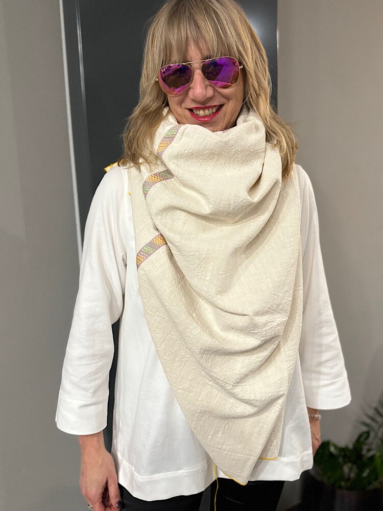 Edles Leinen Designer Xxl Tuch Nature Damen Mit Gelber Umrandung Und Fransen, Ethno Band Quadratisch Größe 140 X cm Handgefertigt Edles Leinen Designer Xxl Tuch Nature Damen Mit Gelber Umrandung Und Fransen, Ethno Band Quadratisch Größe 140 X cm Handgefertigt von Schnittversteherin