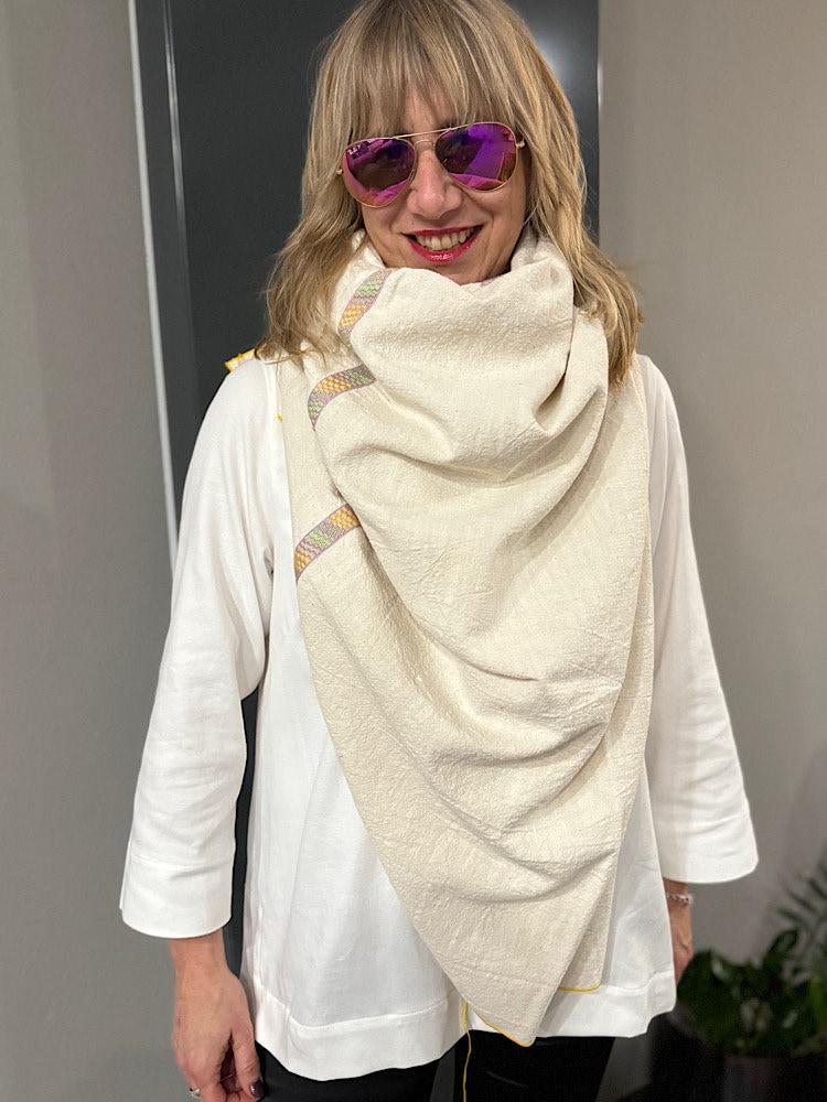 Edles Leinen Designer Xxl Tuch Nature Damen Mit Gelber Umrandung Und Fransen, Ethno Band Quadratisch Größe 140 X cm Handgefertigt von Schnittversteherin