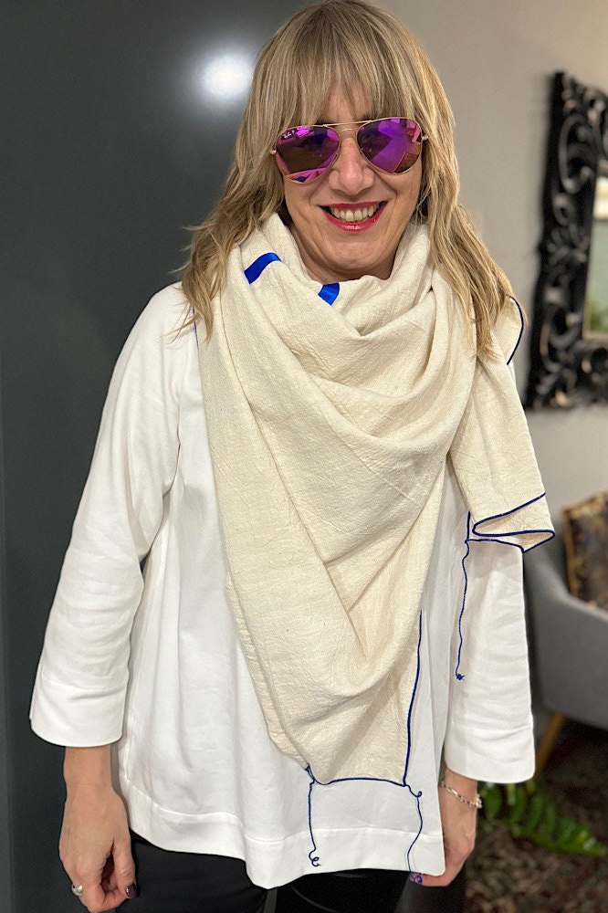 Edles Leinen Designer Xxl Tuch Nature Damen Umrandung Und Fransen Satinband Royalblau Band Quadratisch Größe 140 X cm Handgefertigt von Schnittversteherin