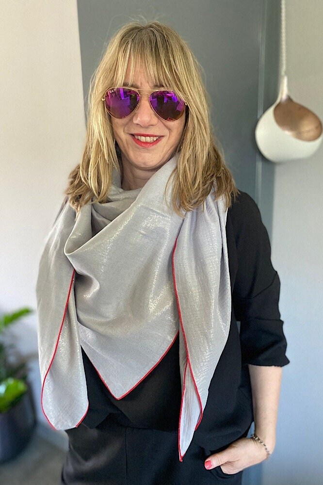 Glitzer Musselintuch Xxl Damen Silber Grau Mit Roter Umrandung Quadratisch Größe 140 X cm Handgefertigt 100 % Baumwolle von Schnittversteherin