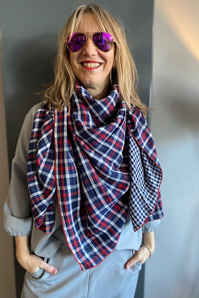 Musselintuch Xxl Damen Und Herren Blau Weiß Rot Kariert Mit Roter Umrandung Quadratisch Größe 140 X cm Handgefertigt 100 % Baumwolle von Schnittversteherin