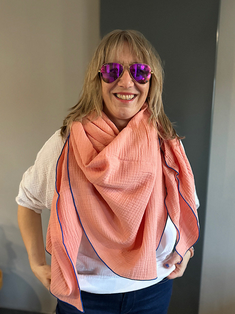 Musselintuch Xxl Damen Und Herren Blush Lachs Mit Blauer Umrandung Quadratisch Größe 140 X cm Handgefertigt 100 % Baumwolle von Schnittversteherin