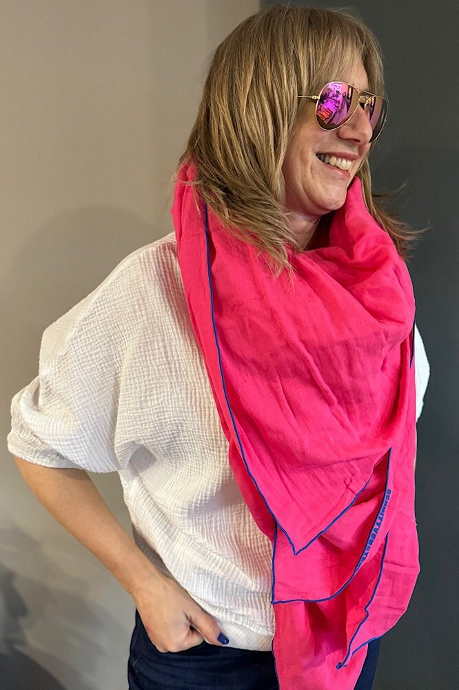 Musselintuch Xxl Damen Und Herren Knaller Pink Mit Blauer Umrandung Quadratisch Größe 140 X cm Handgefertigt 100 % Baumwolle von Schnittversteherin