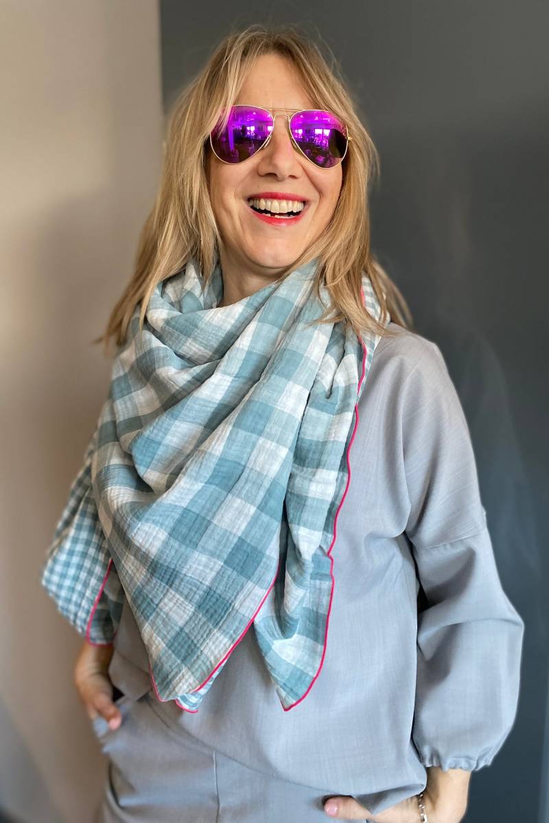 Musselintuch Xxl Damen Und Herren Mint Weiß Kariert Mit Pinker Umrandung Quadratisch Größe 140 X cm Handgefertigt 100 % Baumwolle von Schnittversteherin