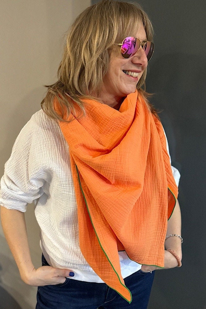 Musselintuch Xxl Damen Und Herren in Blassem Orange Mit Grüner Umrandung Quadratisch Größe 140 X cm Handgefertigt 100 % Baumwolle von Schnittversteherin