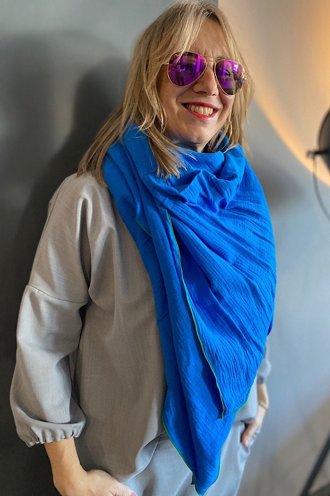 Musselintuch Xxl Damen Und Herren in Kräftigem Royalblau Mit Grüner Umrandung Quadratisch Größe 140 X cm Handgefertigt 100 % Baumwolle von Schnittversteherin
