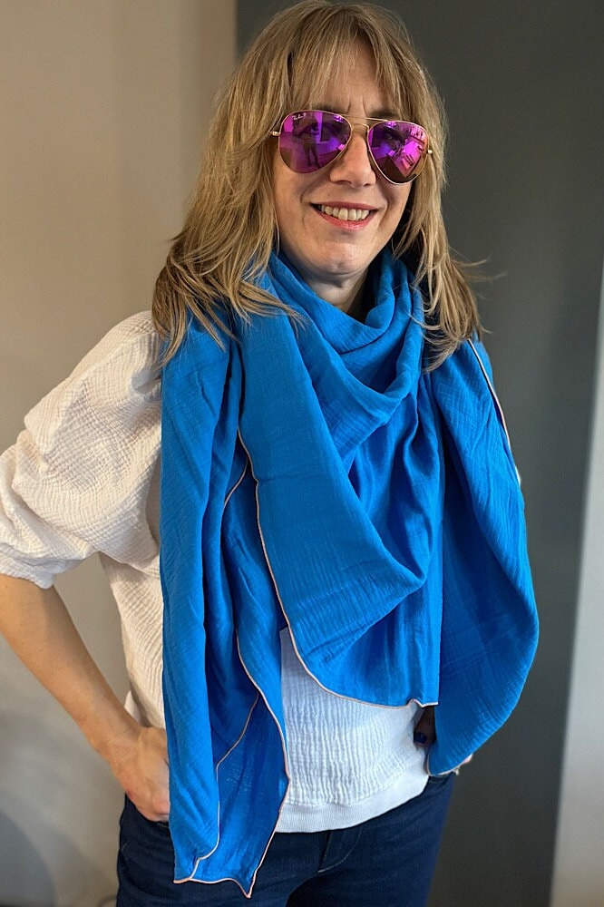 Musselintuch Xxl Damen Und Herren in Royalblau Mit Lachsfarbener Umrandung Quadratisch Größe 140 X cm Handgefertigt 100 % Baumwolle von Schnittversteherin
