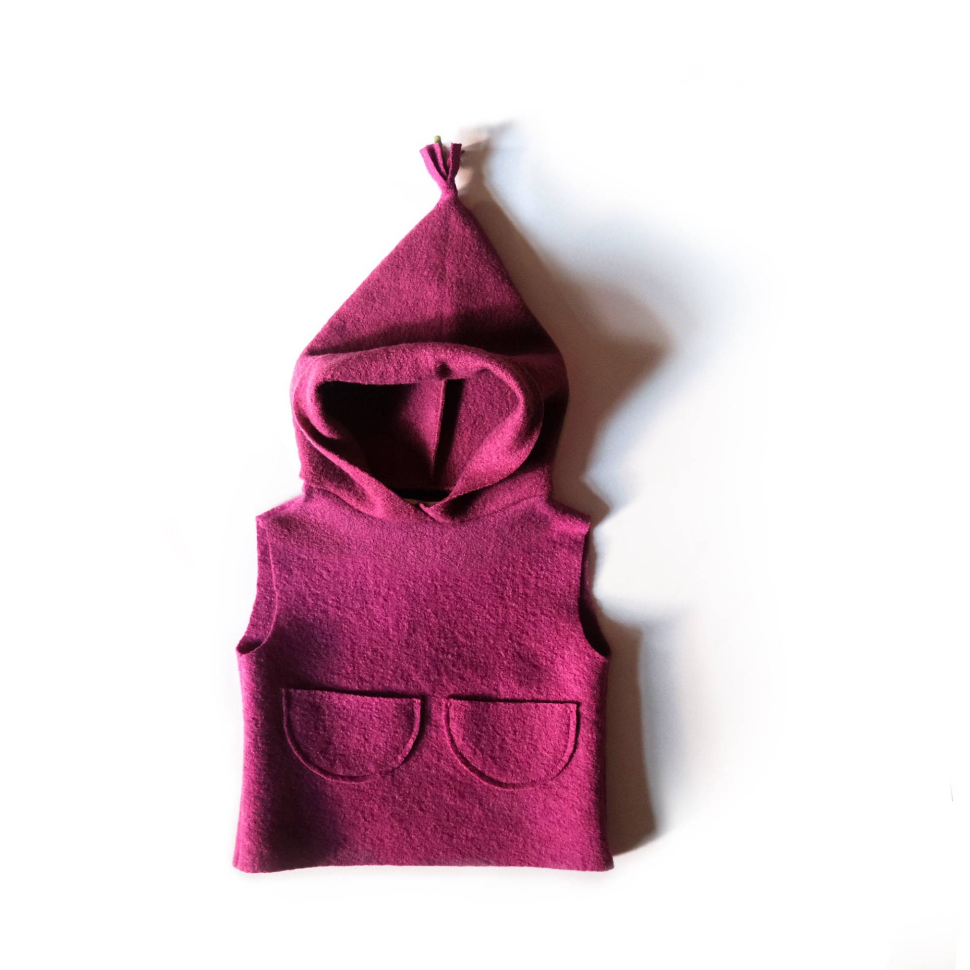 Oda Himbeerpinker Wollwalkpullunder Mit Zipfelkapuze, Kinderpullunder Aus Walkloden Zwei Taschen Auf Dem Bauch Und Puschel An Der Kapuze von SchnuckSchnuck