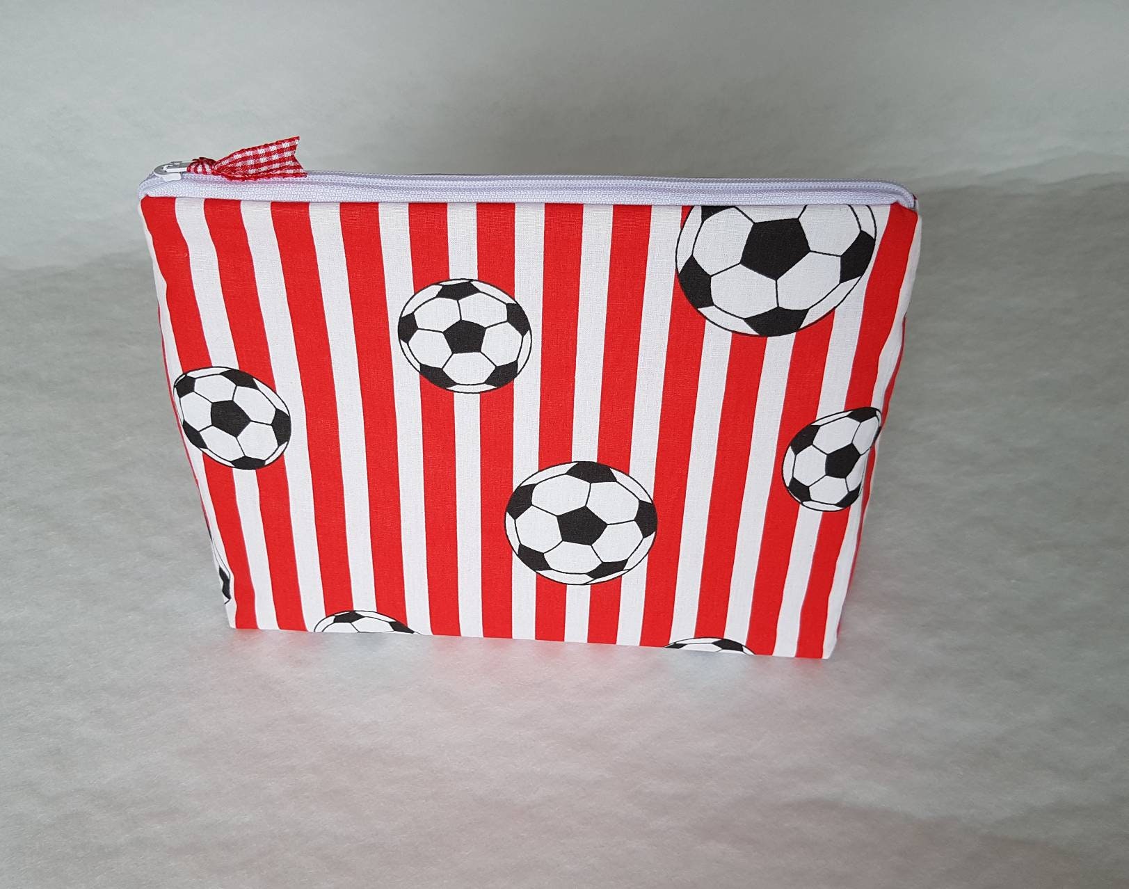 Abwischbare Kulturtasche, Fußball Rot, Kulturbeutel, Geschenk, Männer, Waschtasche, Kosmetiktasche, Wachstuch Abwischbare Kulturtasche, Fußball Rot, Kulturbeutel, Geschenk, Männer, Waschtasche, Kosmetiktasche, Wachstuch von Schnuckellinchen