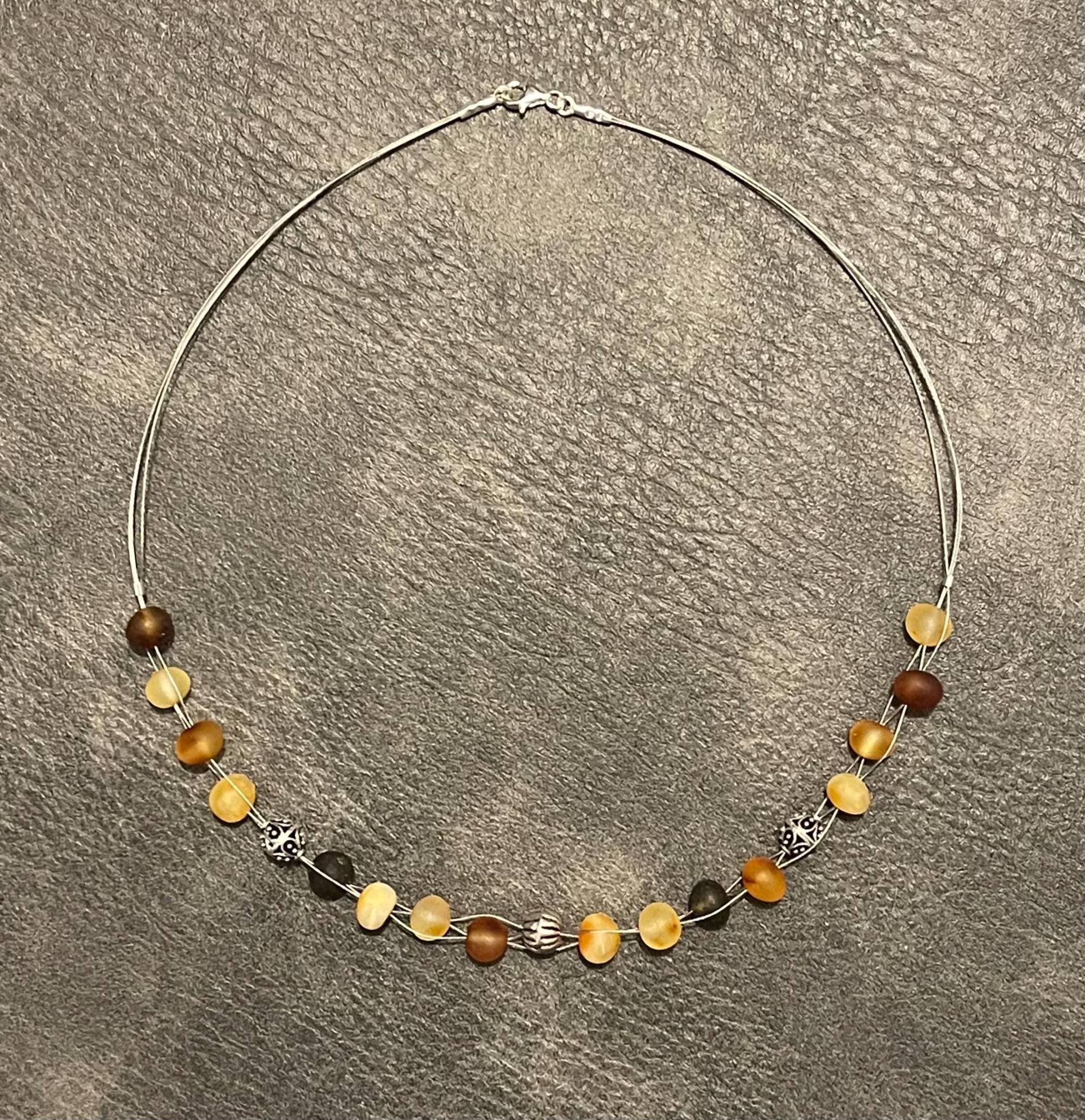 stahlschnurkette Mit Bernstein Und Silberelementen von SchoenUndGutShop