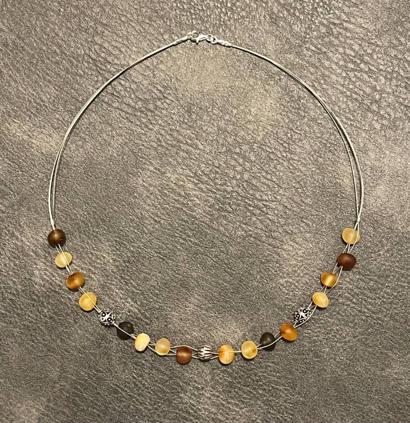 stahlschnurkette Mit Bernstein Und Silberelementen von SchoenUndGutShop