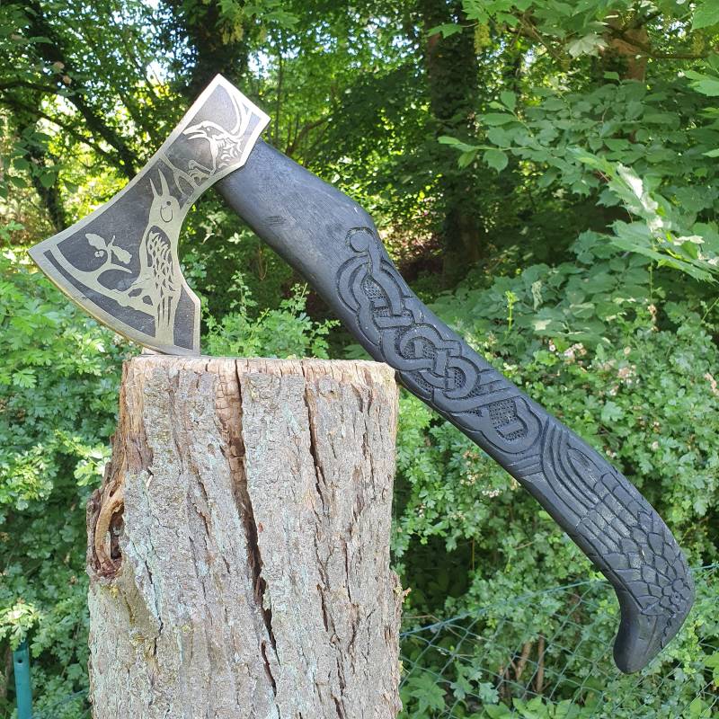Große Wikingeraxt Hangeschmiedet . Rabe Griff Schwa - Bartaxt Kelten Reenactment Runenaxt Holzgriff Karbonstahl Handgeschmiedet | Va10 von SchoeneMesser