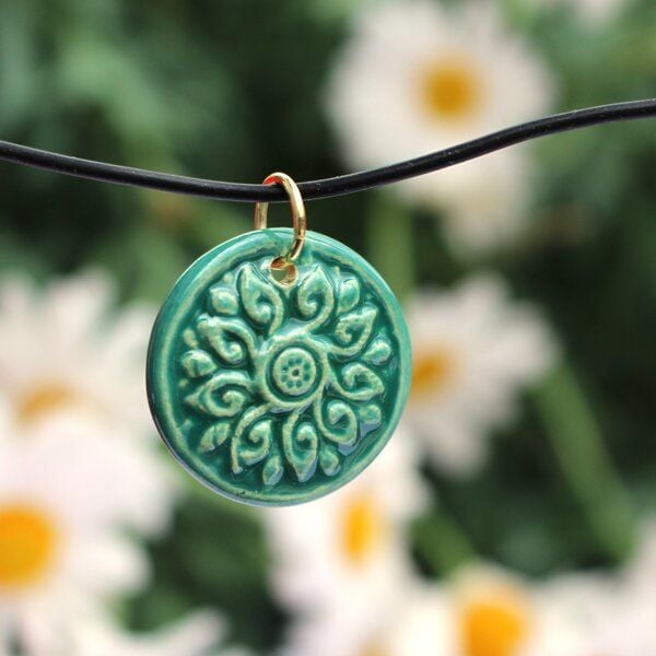 Schönes aus Indochina Schmuck aus Keramik, Anhänger Blume und Fächer am Kautschukcollier von Schönes aus Indochina