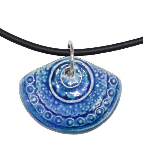 Schönes aus Indochina Schmuck aus Keramik, Anhänger Blume und Fächer am Kautschukcollier von Schönes aus Indochina