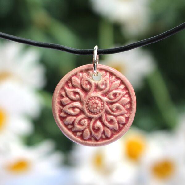 Schönes aus Indochina Schmuck aus Keramik, Anhänger Blume und Fächer am Kautschukcollier von Schönes aus Indochina