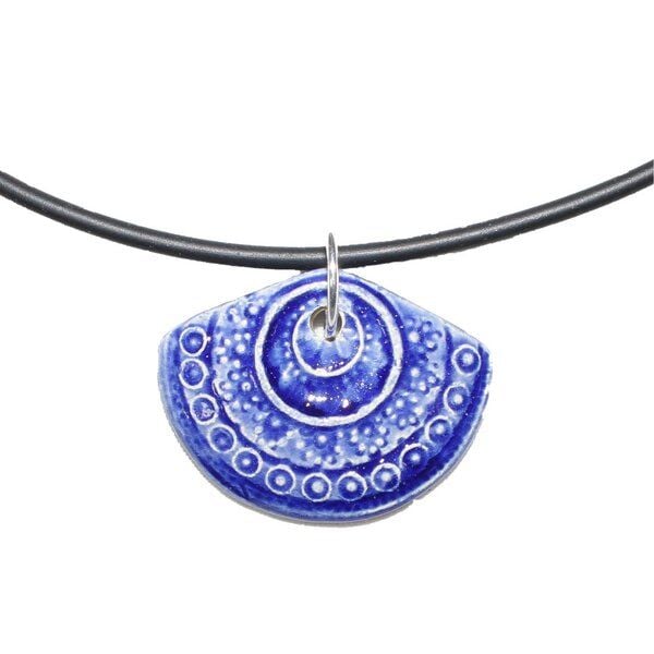 Schönes aus Indochina Schmuck aus Keramik, Anhänger Blume und Fächer am Kautschukcollier von Schönes aus Indochina