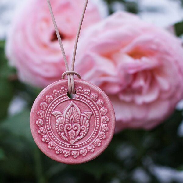 Schönes aus Indochina Schmuck aus Keramik, Medaillon Elefant, Lotus und Lebensbaum von Schönes aus Indochina