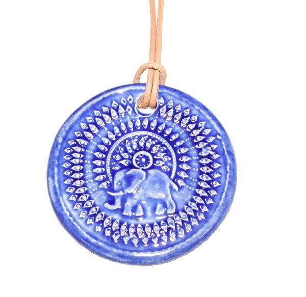 Schönes aus Indochina Schmuck aus Keramik, Medaillon Elefant, Lotus und Lebensbaum von Schönes aus Indochina