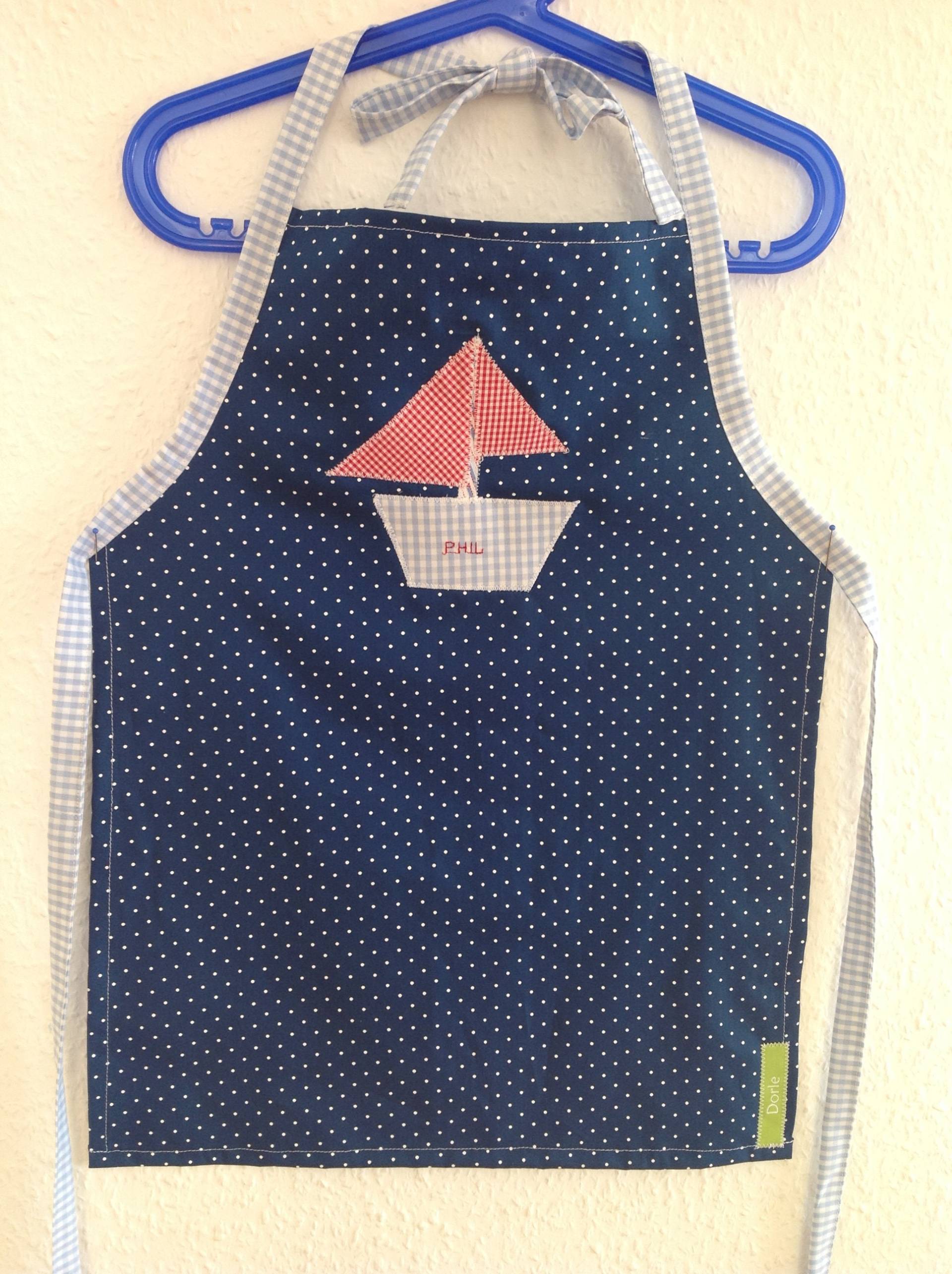 Kinderschürze Blau Mit Rotem Segel-Boot von SchoenesvomDorle
