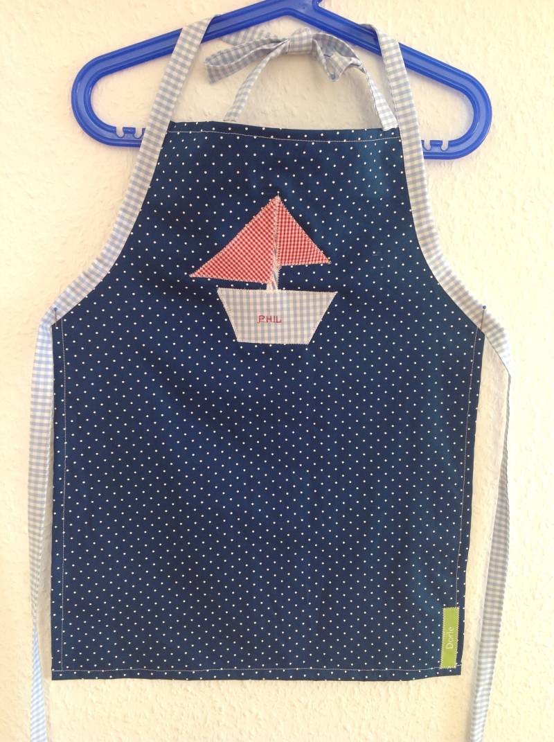 Kinderschürze Blau Mit Rotem Segel-Boot von SchoenesvomDorle