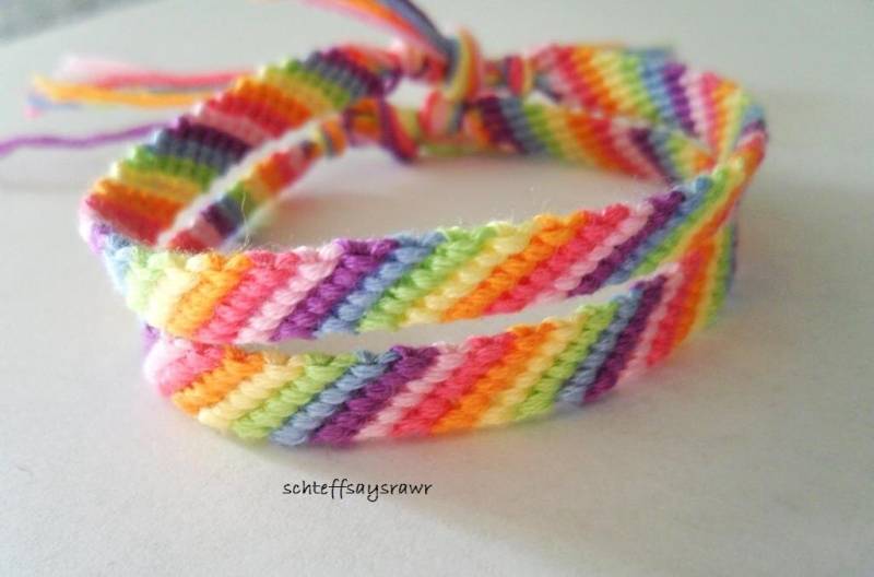 Pink Gestreiftes Regenbogen Freundschaftsarmband Pink Gestreiftes Regenbogen Freundschaftsarmband von Schteffsaysrawr