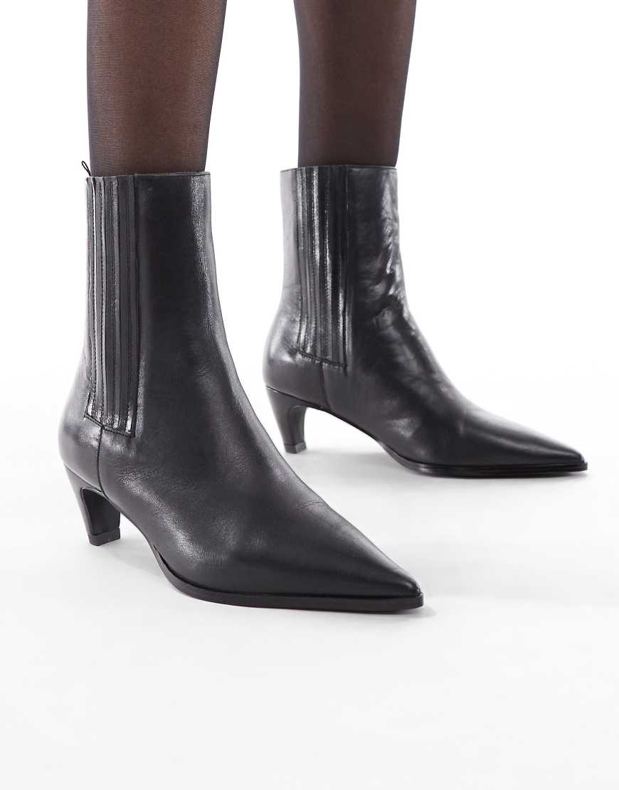 Schuh - Betsy - Stiefeletten in Schwarz mit mittelhohem Schaft und Kitten-Absatz von Schuh