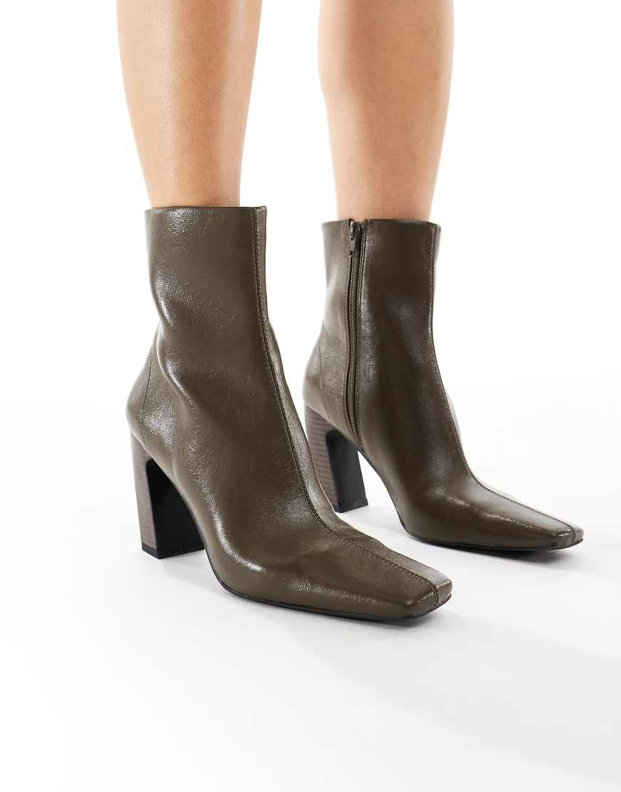 Schuh - Bryson - Ankle-Boots in Olivgrün mit schrägem, mittelhohem Absatz von Schuh