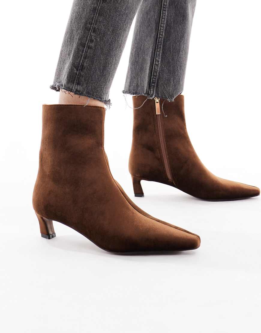 Schuh - Mittelhohe Ankle Boots aus braunem Samt mit Kitten Heel von Schuh