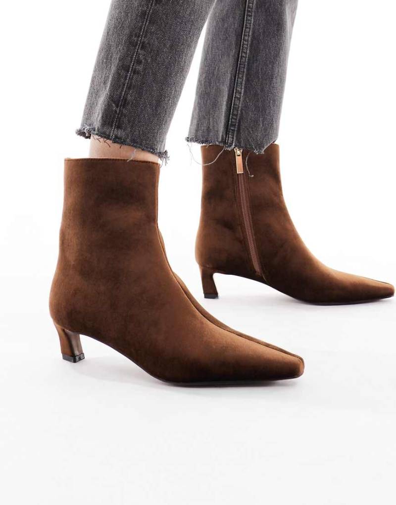 Schuh - Mittelhohe Ankle Boots aus braunem Samt mit Kitten Heel Schuh - Mittelhohe Ankle Boots aus braunem Samt mit Kitten Heel von Schuh
