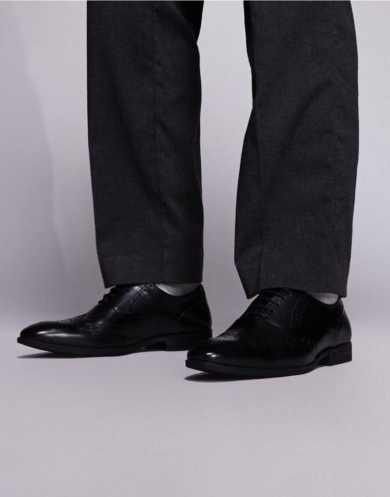 Schuh - Row - Derby-Schnürschuhe aus Leder in Schwarz mit Budapester-Details von Schuh