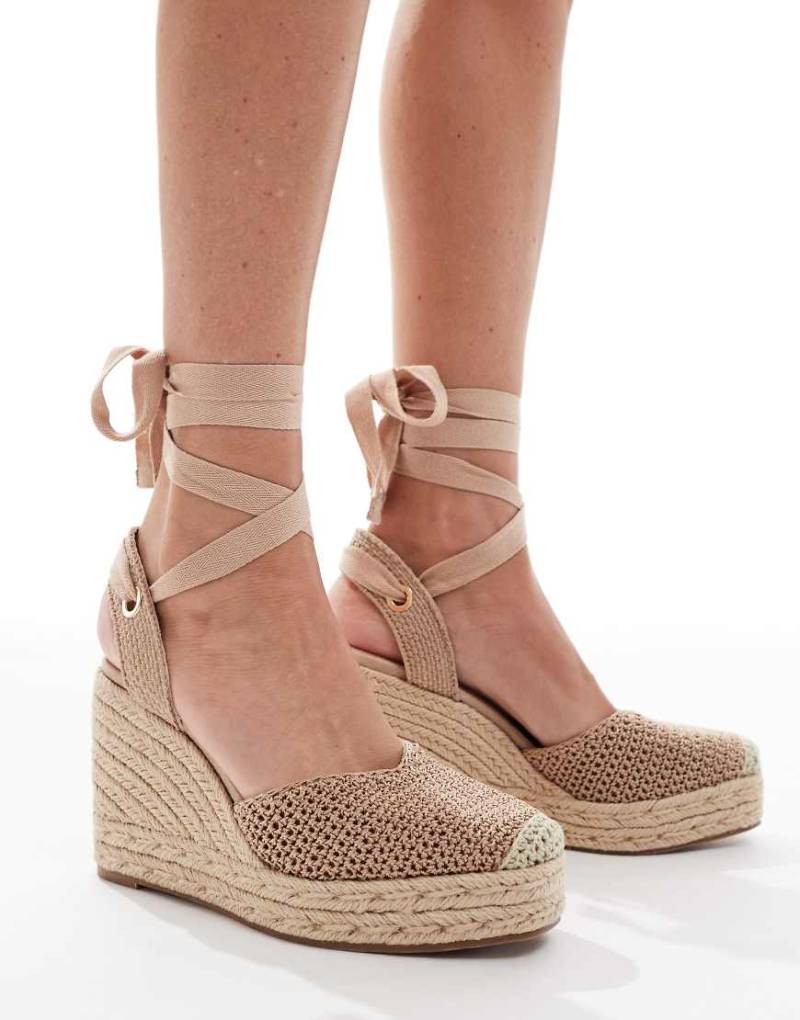 Schuh - Velma - Gewebte Espadrilles in Natur mit Keilabsatz und geschlossener Zehenpartie-Neutral von Schuh