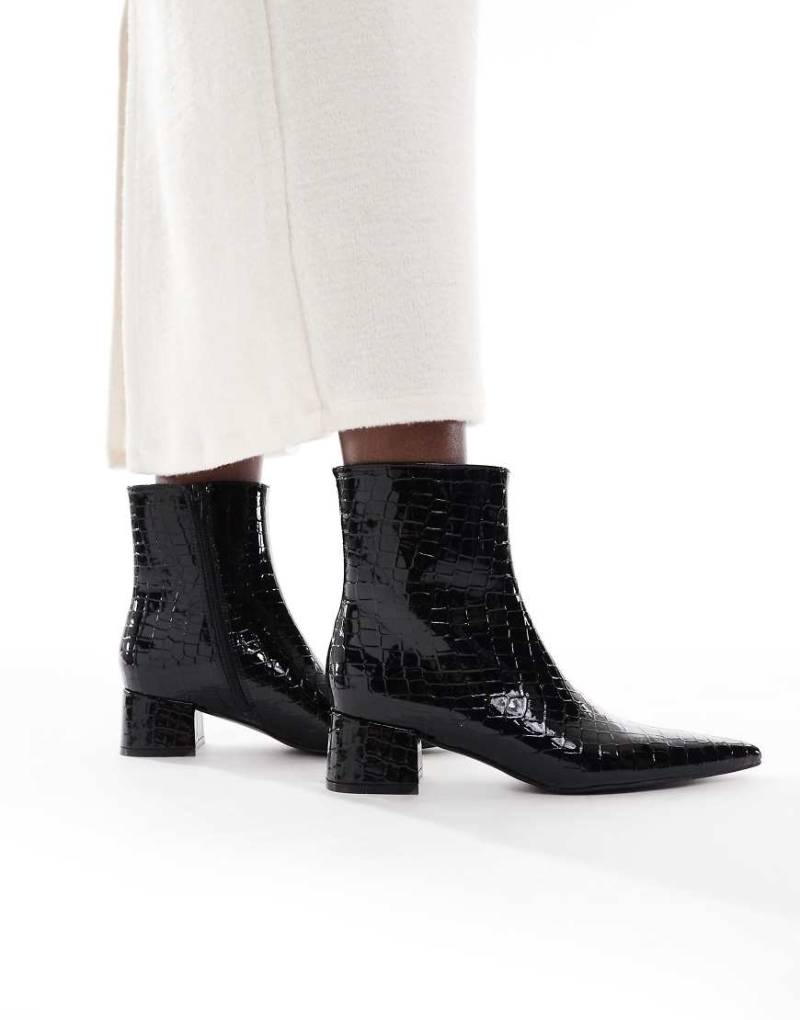 schuh - Absatzstiefel in Kroko-Schwarz mit dicker Sohle von Schuh