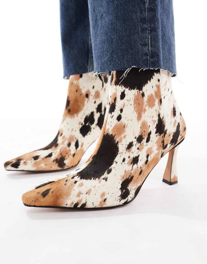 schuh - Bambi - Ankle Boots mit Kuhfleckenmuster und Kitten-Absatz-Bunt von Schuh