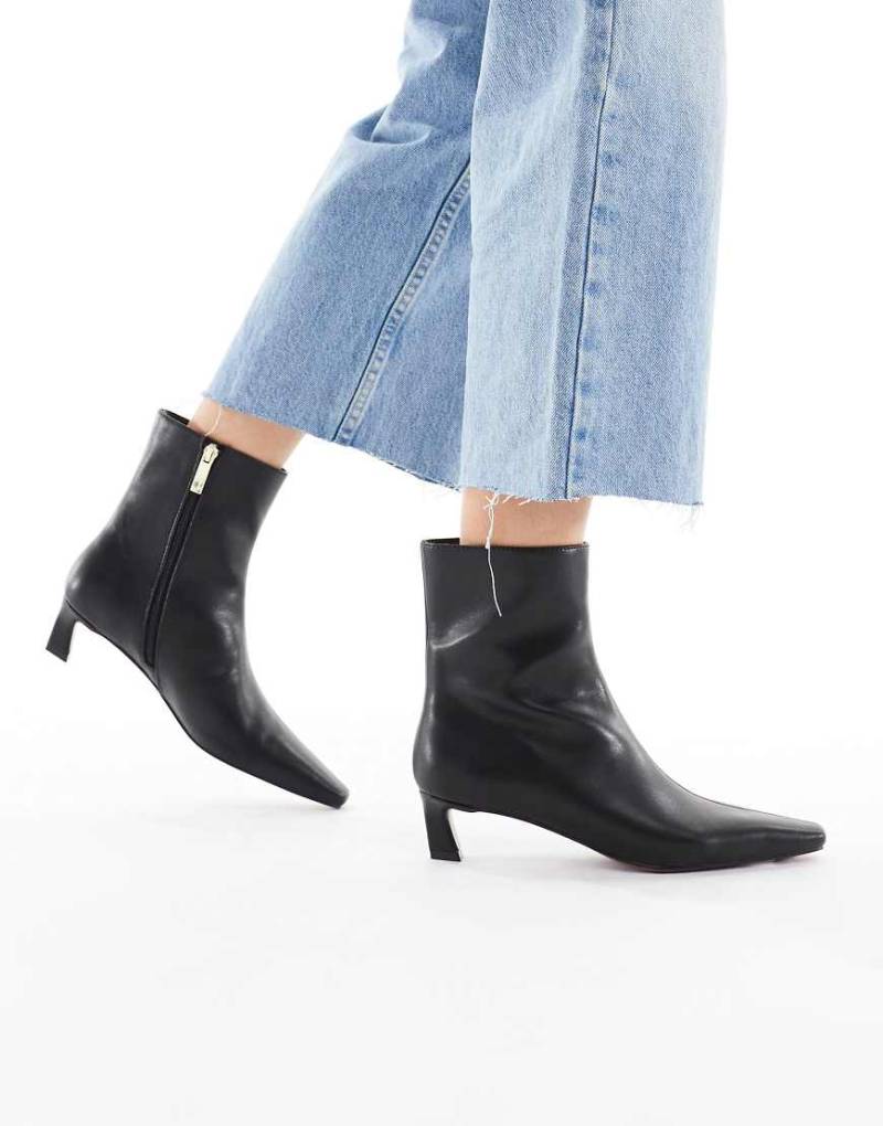 schuh - Bexley - Spitze Ankle Boots in Schwarz mit Kitten-Absatz von Schuh