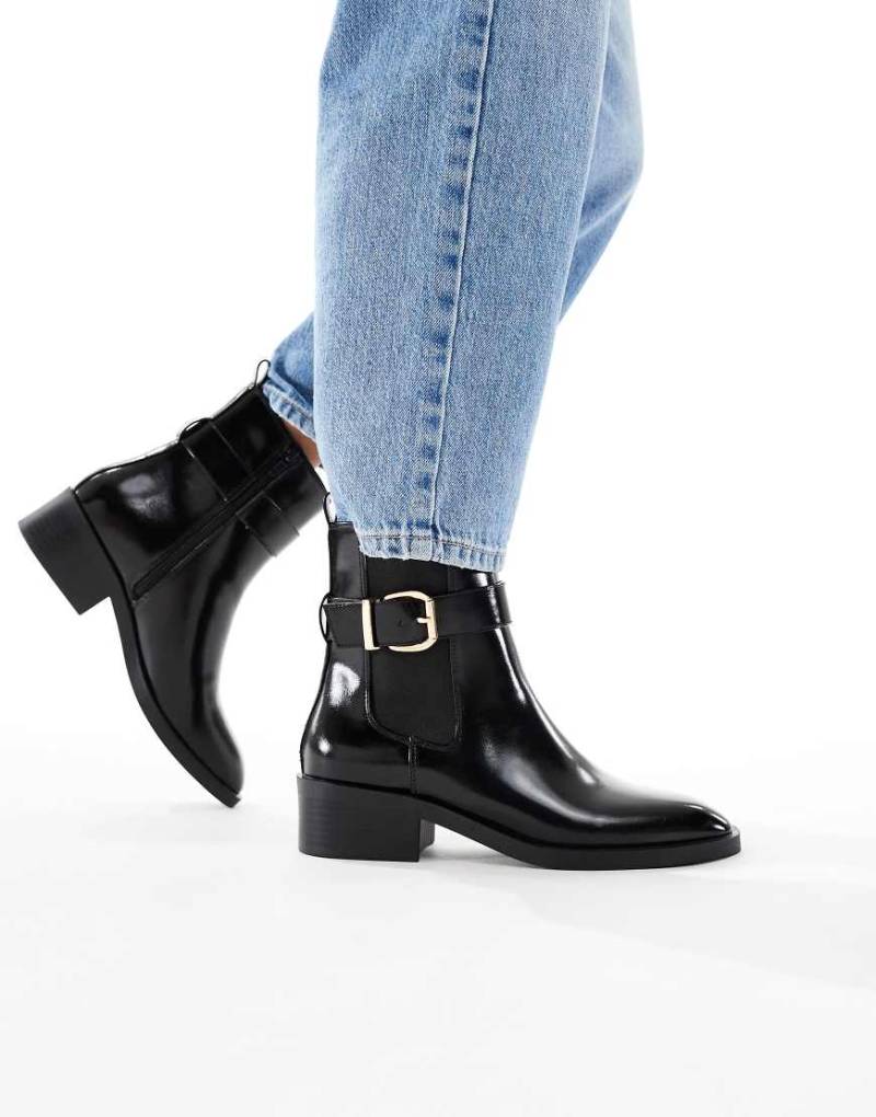 schuh - Cadie - Chelsea-Stiefel in Schwarz mit Schnalle und Absatz von Schuh