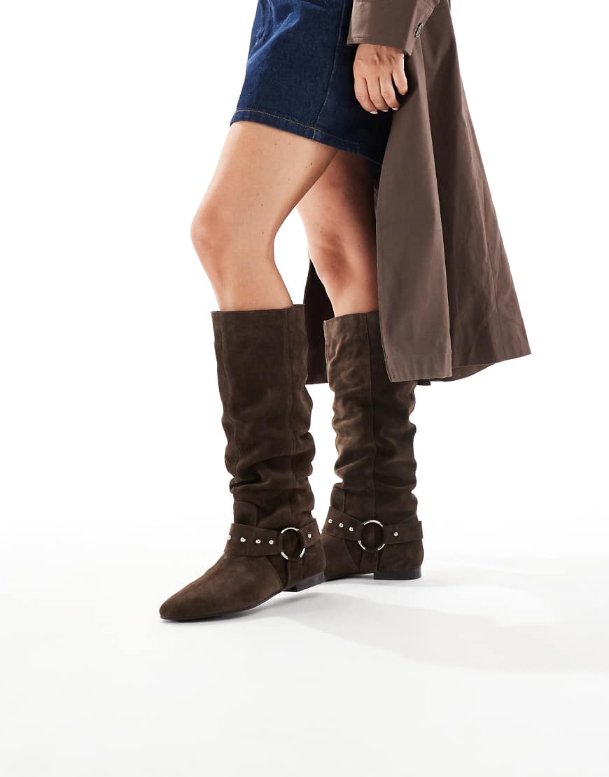 schuh - Dallas - Weite Pixie-Stiefel aus Wildleder in Braun-Brown von Schuh