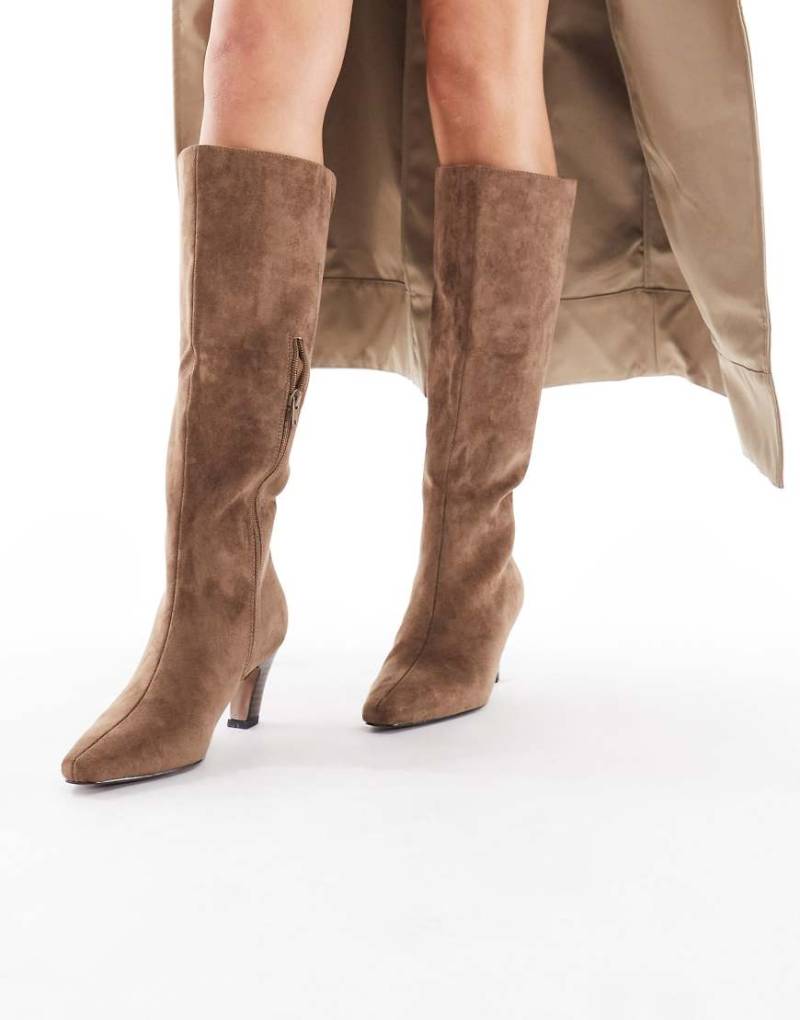 schuh - Delia - Kniehohe Stiefel in Mokka aus Wildlederimitat mit Kitten Heel-Braun von Schuh