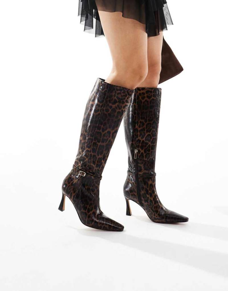 schuh - Demi - Kniehohe Stiefel mit Leopardenmuster, spitzer Zehenpartie und Absatz-Bunt von Schuh