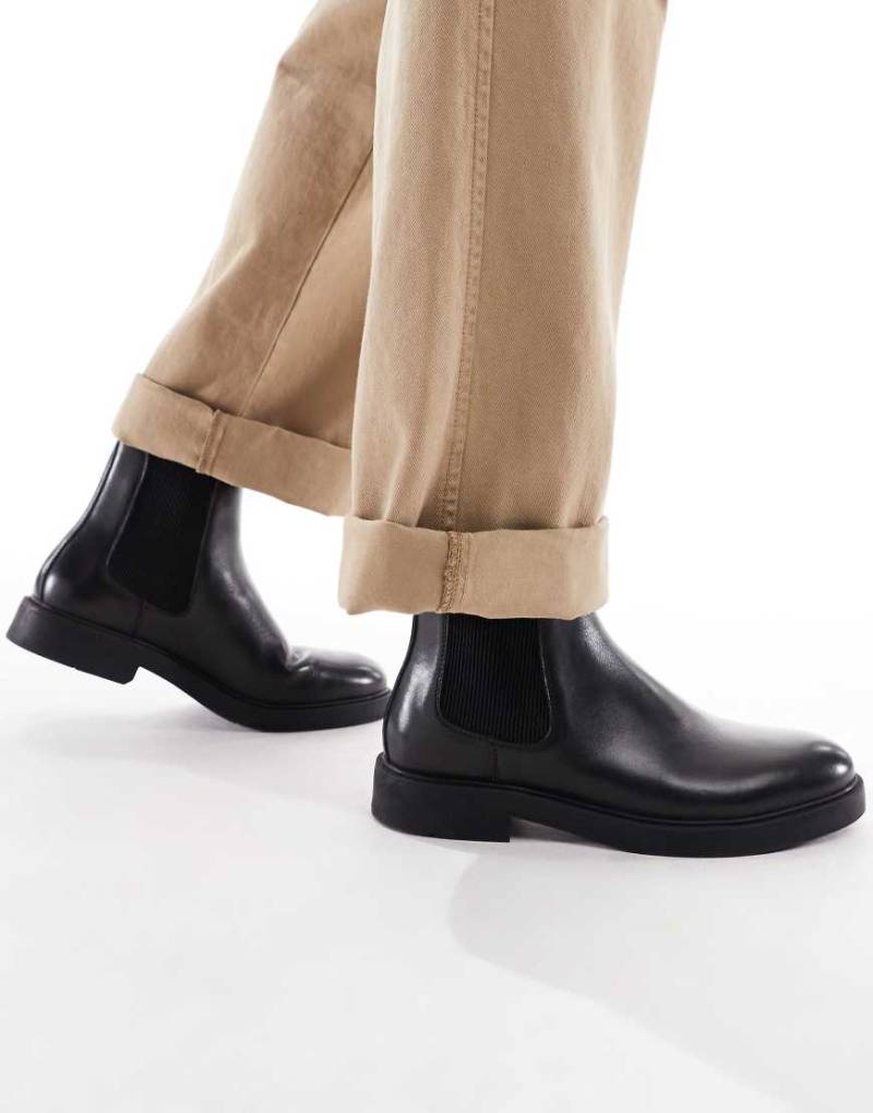 schuh - Dice - Chelsea-Stiefel aus Leder in Schwarz mit runder Zehenpartie von Schuh