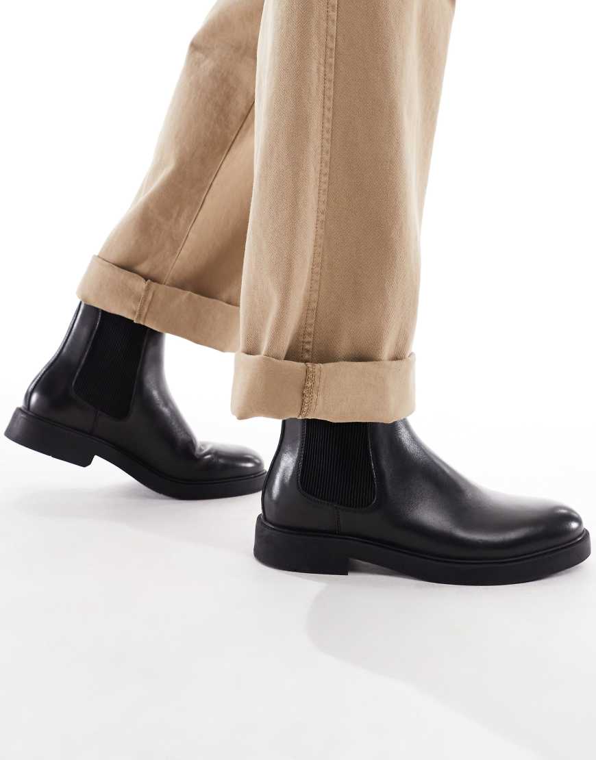 schuh - Dice - Chelsea-Stiefel aus Leder in Schwarz mit runder Zehenpartie von Schuh