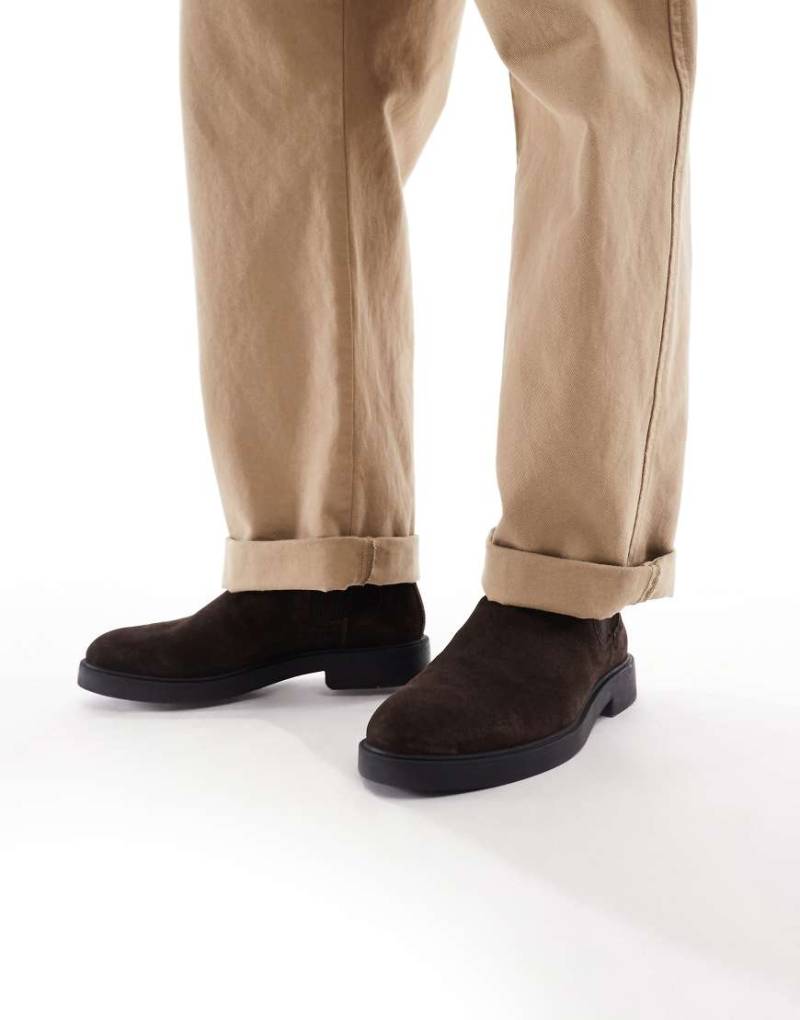 schuh - Dice - Chelsea-Stiefel aus Wildleder in Schokobraun mit runder Zehenpartie-Brown von Schuh