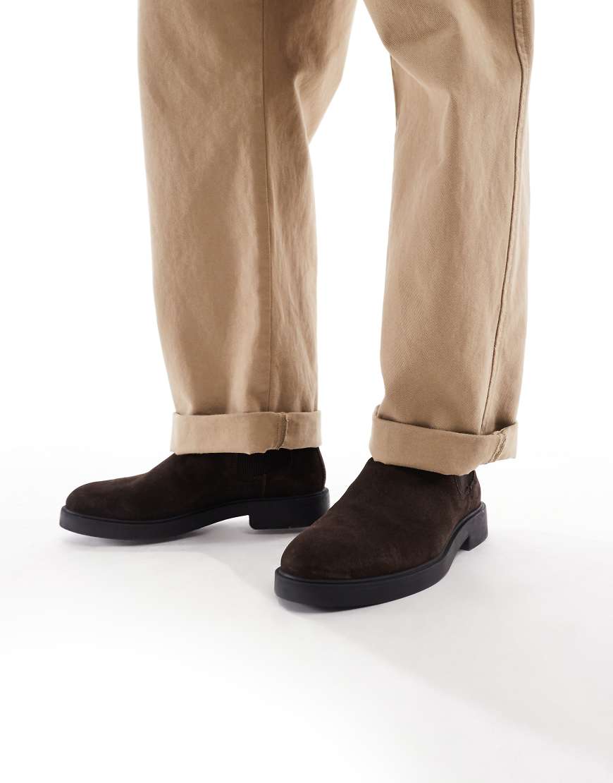 schuh - Dice - Chelsea-Stiefel aus Wildleder in Schokobraun mit runder Zehenpartie-Brown von Schuh