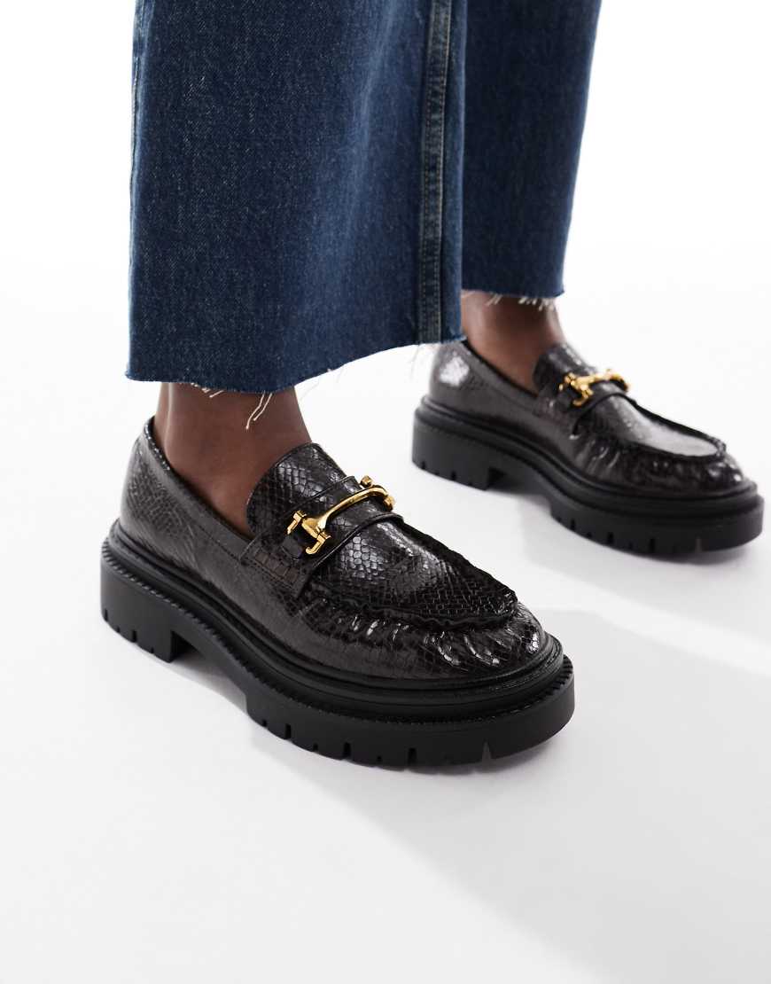 schuh - Lark - Loafer in Braun mit Schlangenhautmuster, dicker Sohle und Schnalle-Brown von Schuh