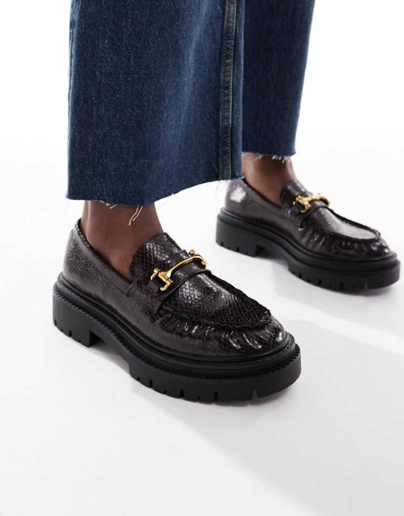 schuh - Lark - Loafer in Braun mit Schlangenhautmuster, dicker Sohle und Schnalle-Brown von Schuh