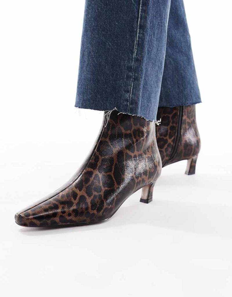 schuh - Mittelhohe Ankle Boots mit Leopardenprint und Kitten Heel-Bunt schuh - Mittelhohe Ankle Boots mit Leopardenprint und Kitten Heel-Bunt von Schuh