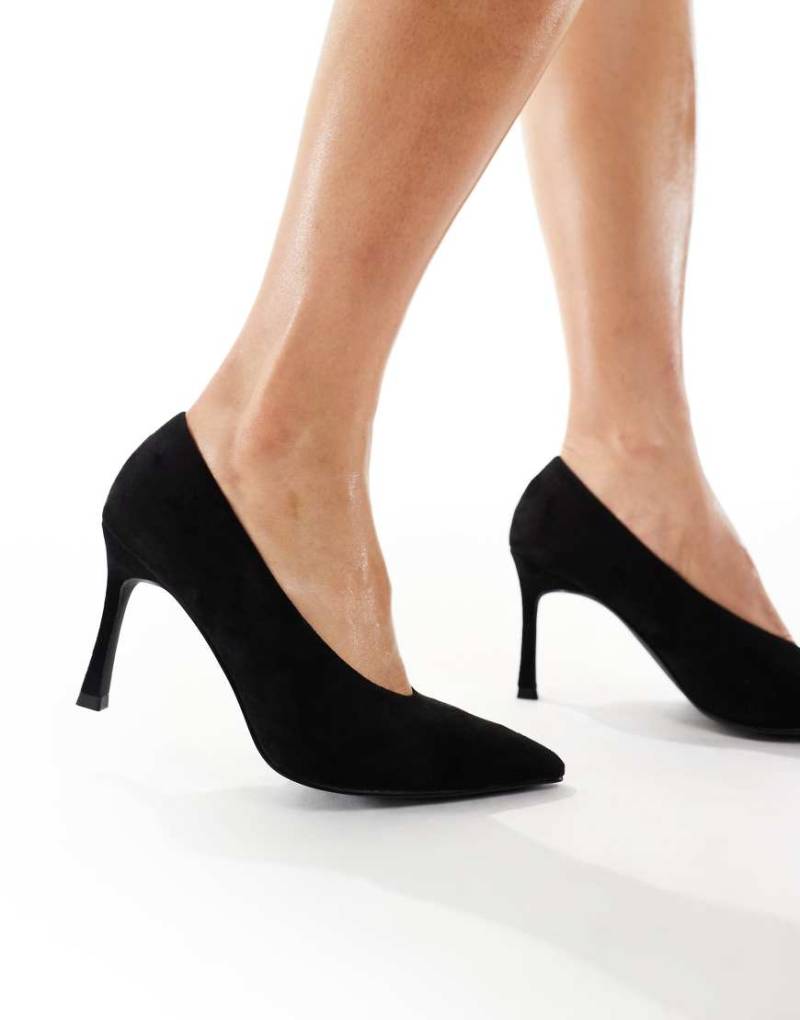 schuh - Shy - Pumps aus Samt in Schwarz mit hohem Vorderblatt von Schuh